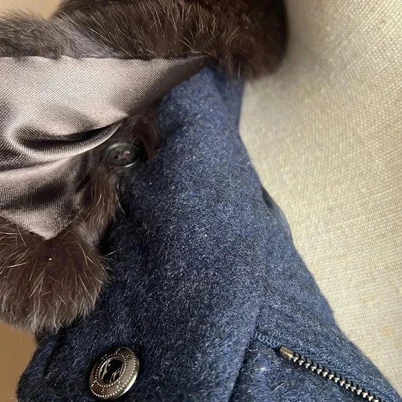 Brooks Brothers Storm System Loro
Piana wool vest with rabbit fur collar size 6 - Picture 4 of 11